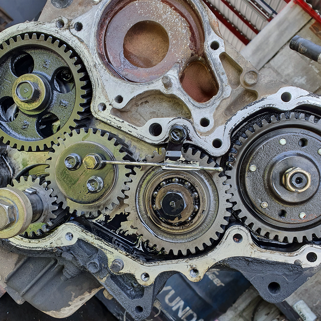 Mecánico trabajando en motor de vehículo COKY MOTOR